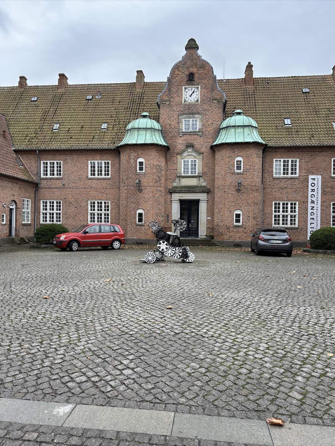 Kunstudstilling af gamle hjulkapsler i  Anneberg Parken, Odsherred